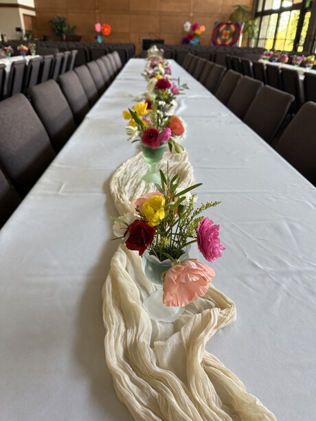 A long elegant tablespread with flower vases